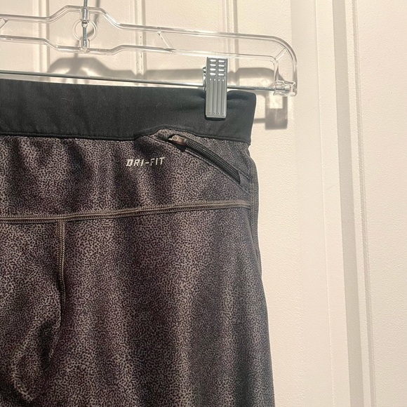 NIKE Dri-Fit Relay Capri Leggings - Picture 3 of 6